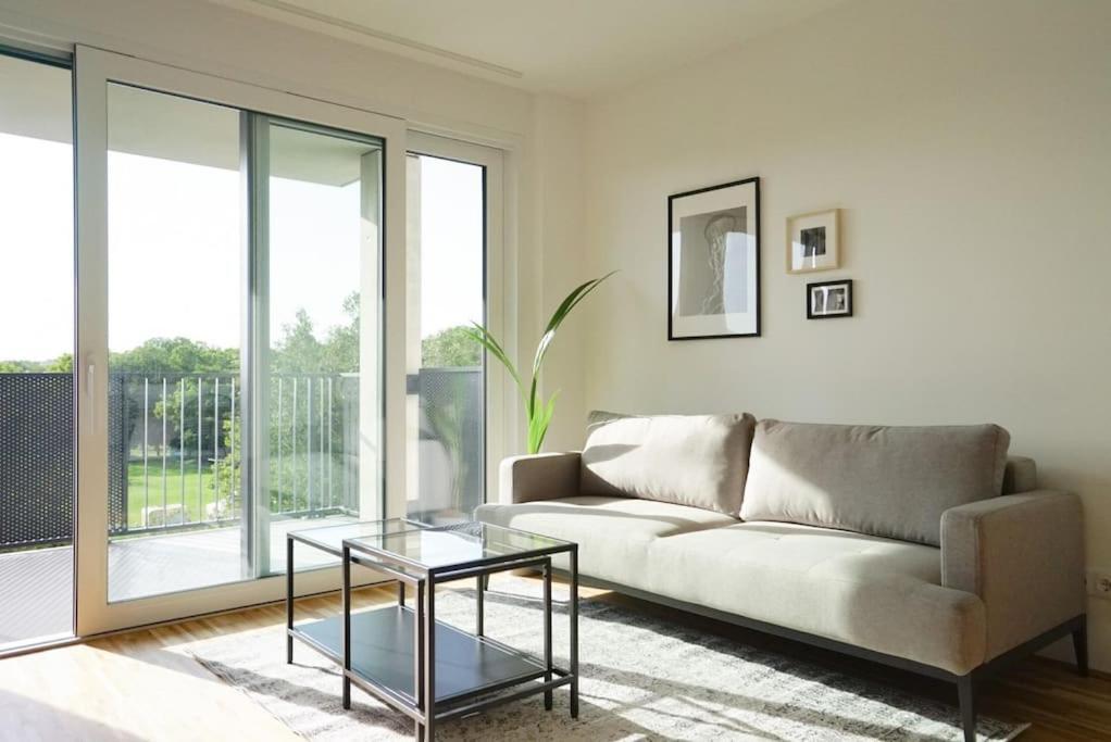 With Terrace Near Metro Station And Apartament Viena